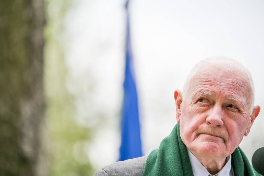 Vilkijoje atidengtas memorialinis akmuo su Valdo Adamkaus bareljefu