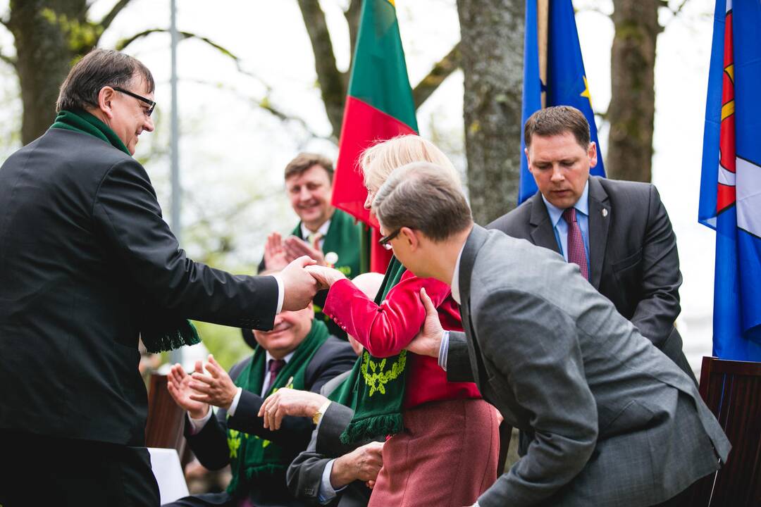 Vilkijoje atidengtas memorialinis akmuo su Valdo Adamkaus bareljefu