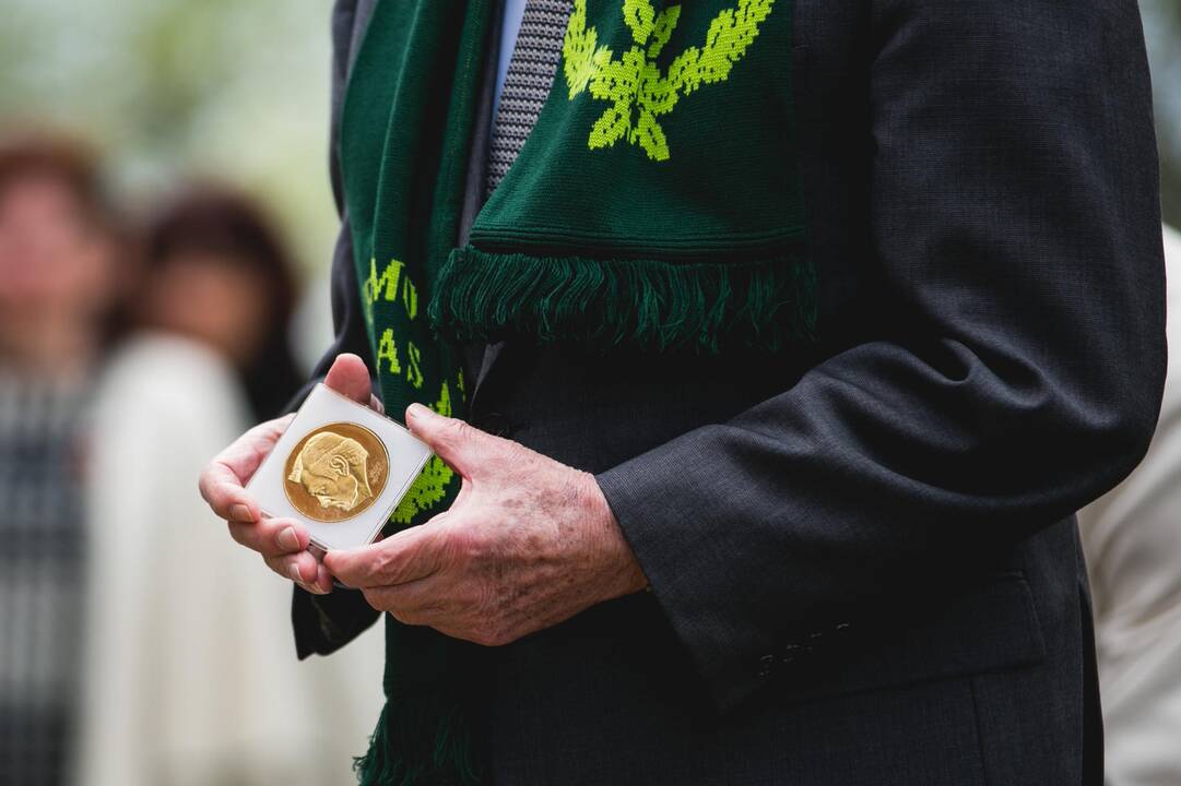 Vilkijoje atidengtas memorialinis akmuo su Valdo Adamkaus bareljefu