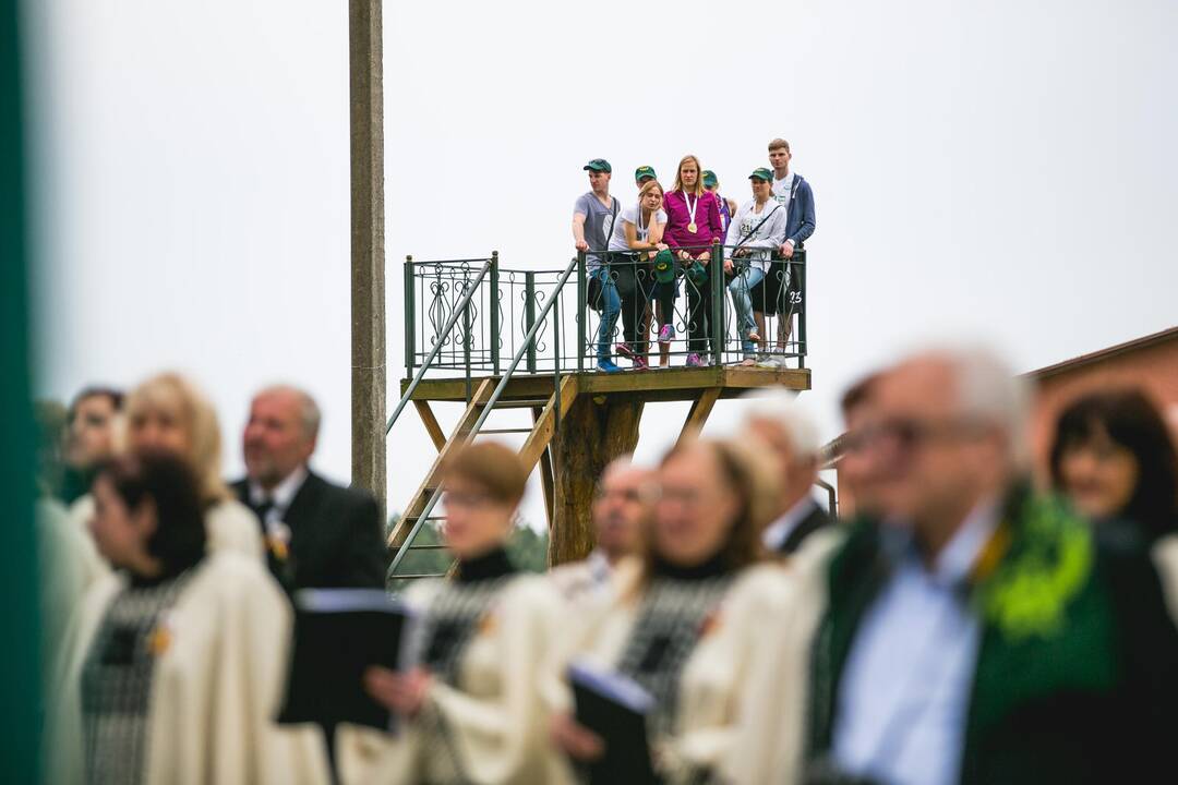 Vilkijoje atidengtas memorialinis akmuo su Valdo Adamkaus bareljefu