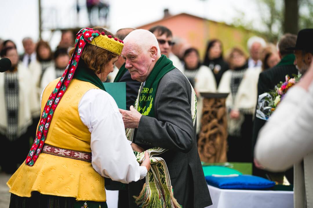 Vilkijoje atidengtas memorialinis akmuo su Valdo Adamkaus bareljefu