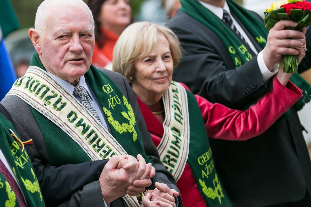 Vilkijoje atidengtas memorialinis akmuo su Valdo Adamkaus bareljefu