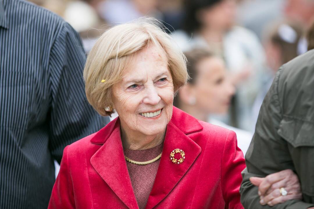 Vilkijoje atidengtas memorialinis akmuo su Valdo Adamkaus bareljefu