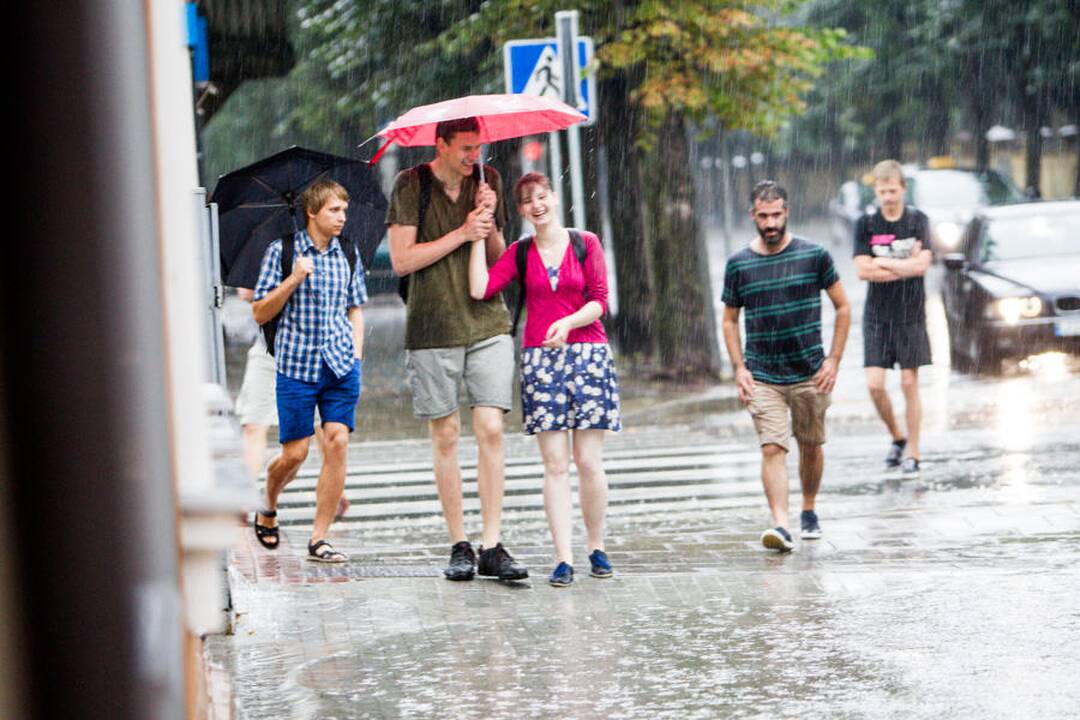 Pavakare Kauną pradėjo merkti stiprus lietus