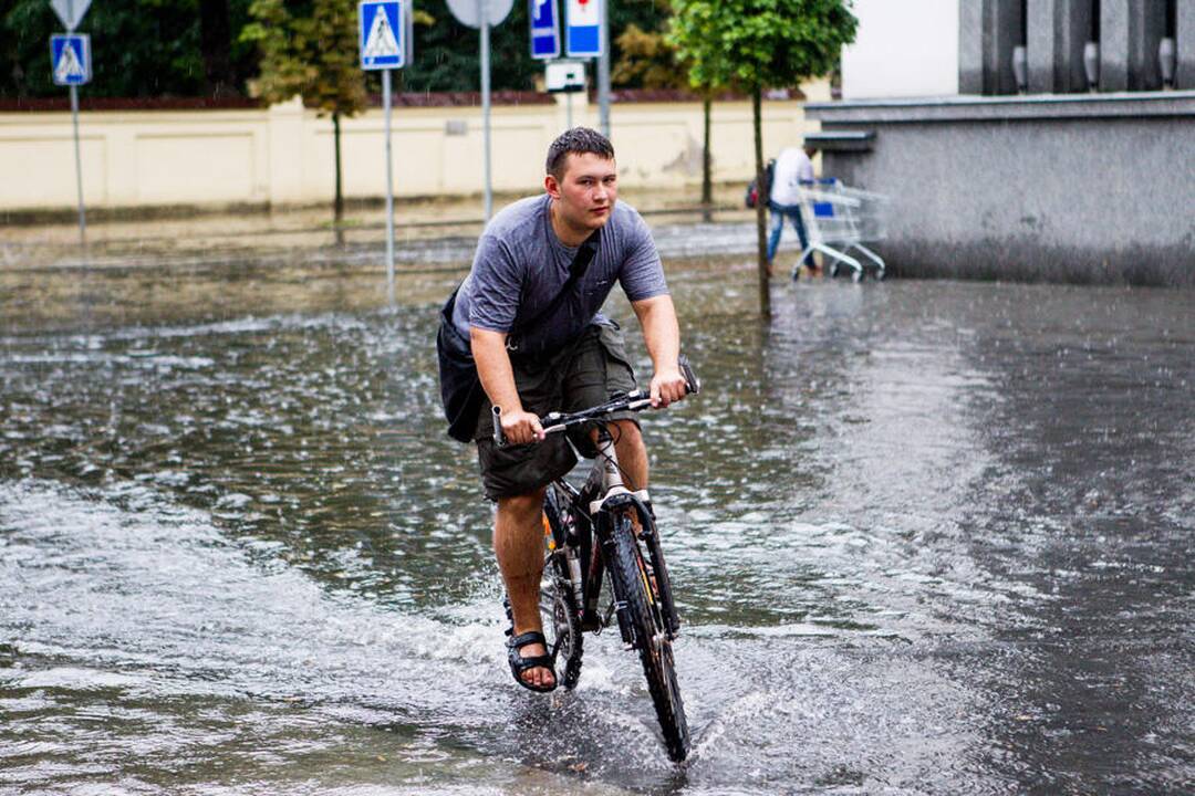 Pavakare Kauną pradėjo merkti stiprus lietus