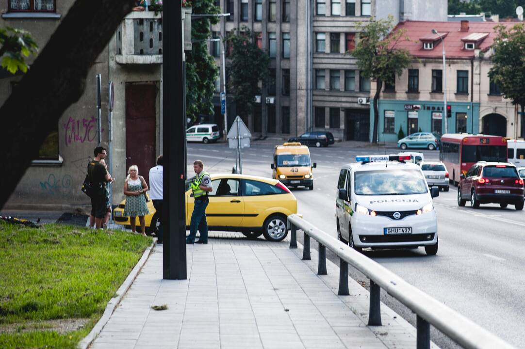 Avarija Parodos gatvėje: automobilis kliudė dviratininką