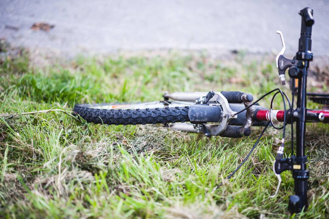Avarija Parodos gatvėje: automobilis kliudė dviratininką