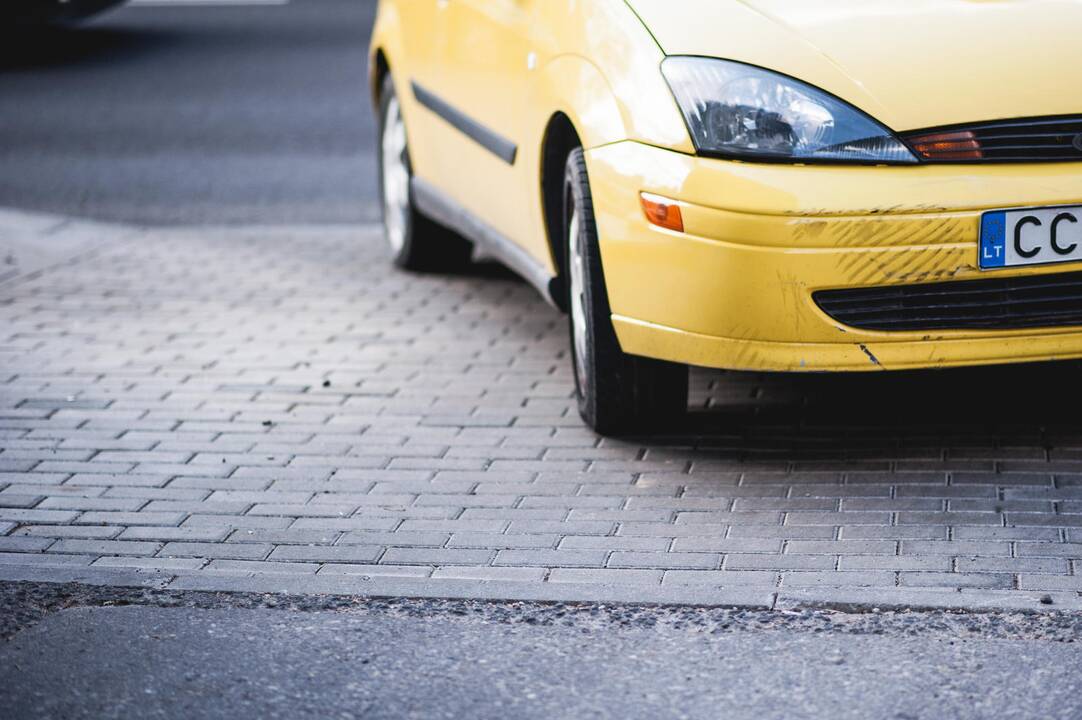Avarija Parodos gatvėje: automobilis kliudė dviratininką