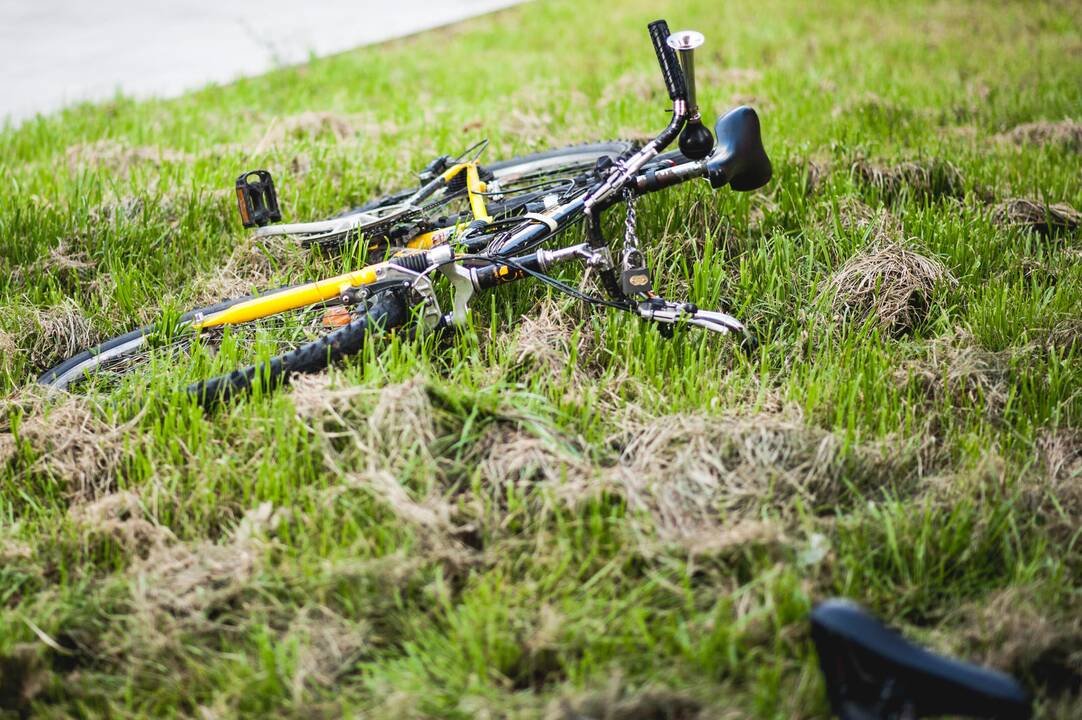 Avarija Parodos gatvėje: automobilis kliudė dviratininką
