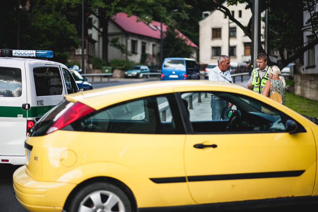 Avarija Parodos gatvėje: automobilis kliudė dviratininką