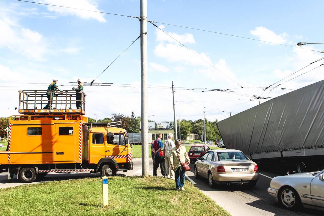 Prie VI forto žiedo kelią užtvėręs vilkikas paralyžiavo eismą