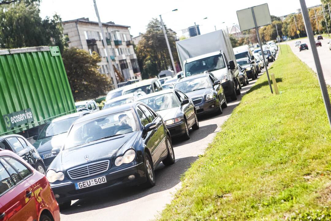 Prie VI forto žiedo kelią užtvėręs vilkikas paralyžiavo eismą