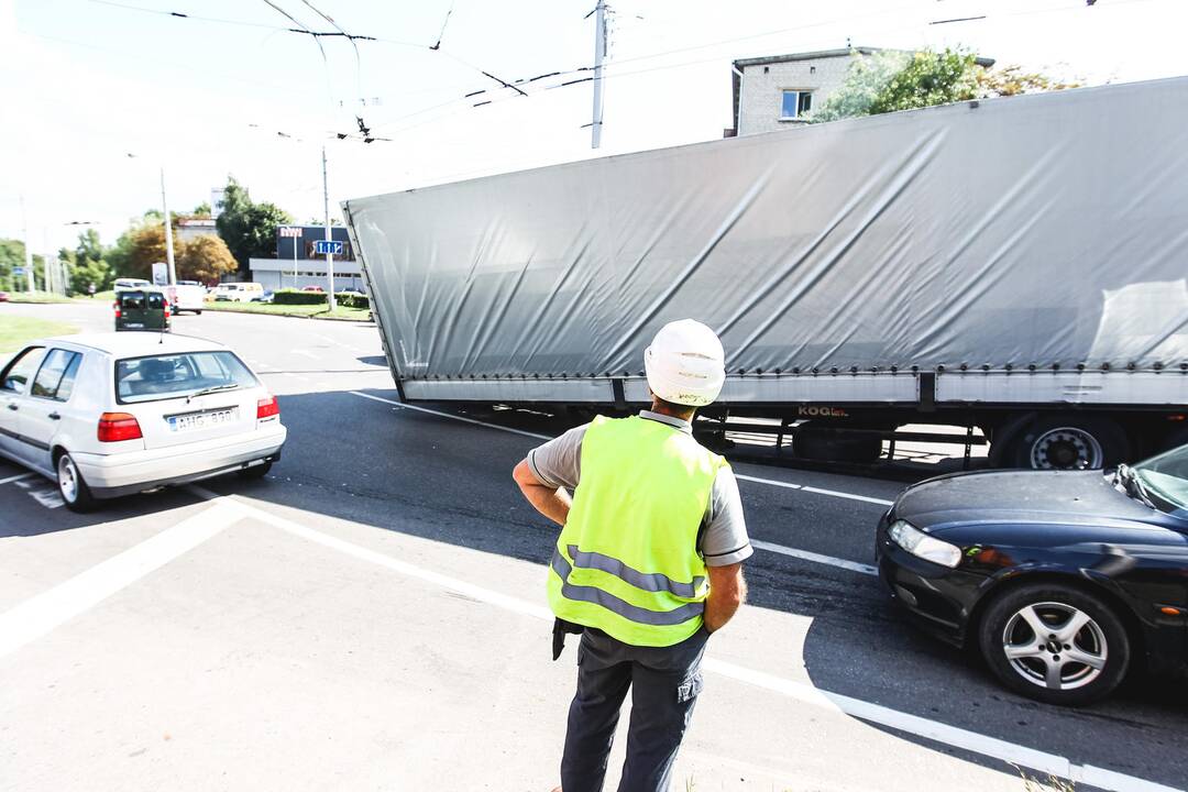 Prie VI forto žiedo kelią užtvėręs vilkikas paralyžiavo eismą
