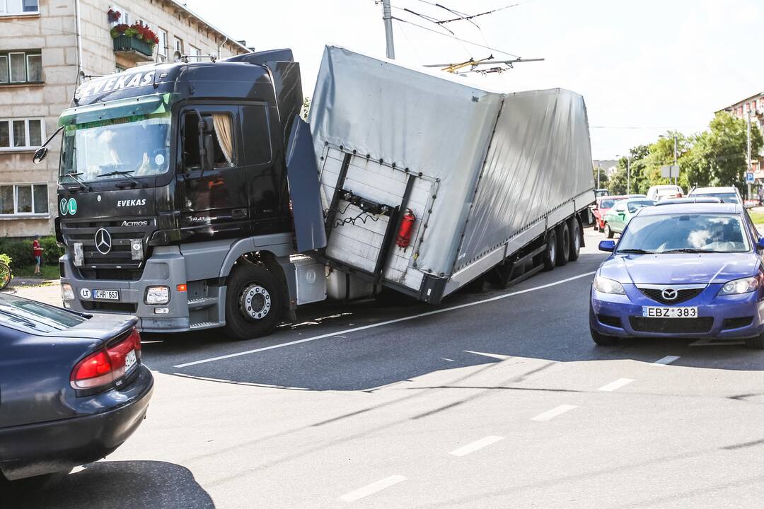 Prie VI forto žiedo kelią užtvėręs vilkikas paralyžiavo eismą