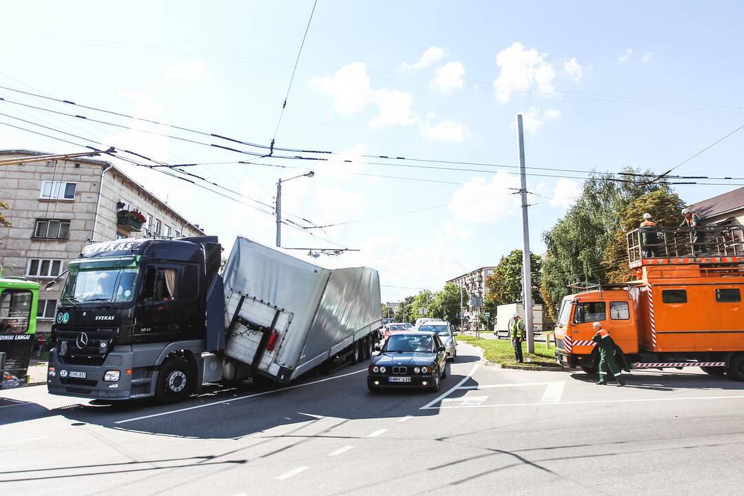 Prie VI forto žiedo kelią užtvėręs vilkikas paralyžiavo eismą