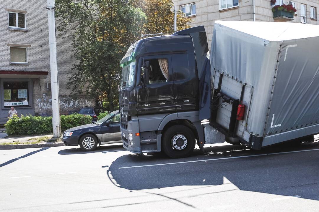 Prie VI forto žiedo kelią užtvėręs vilkikas paralyžiavo eismą