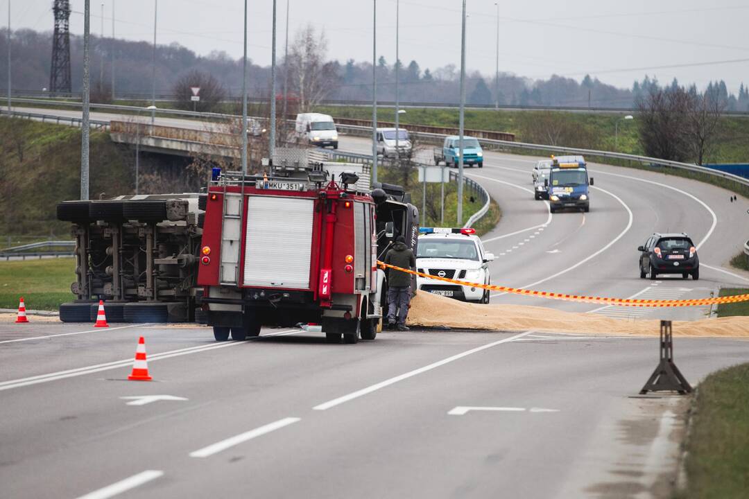 Apvirtęs sunkvežimis išbėrė 24 tonas grūdų