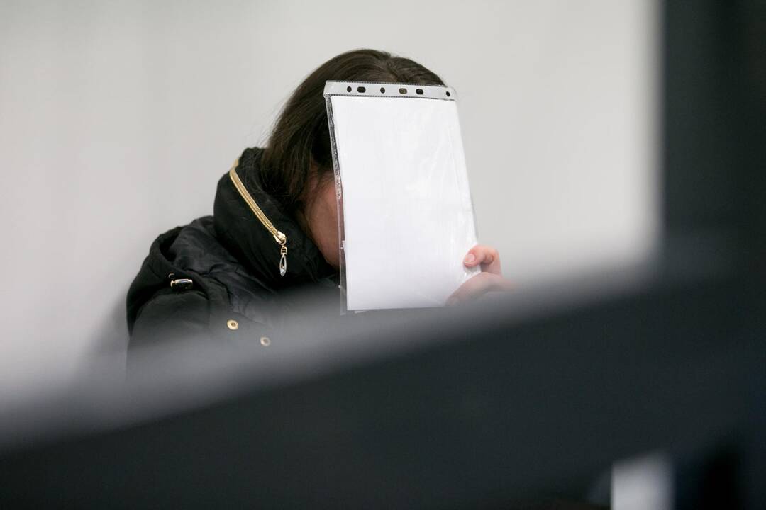 Degalinėje pagimdžiusi ir naujagimio atsikračiusi motina teisme