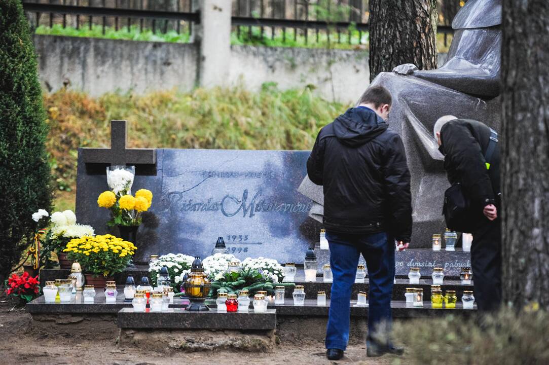 Kauniečiai lanko artimųjų kapus