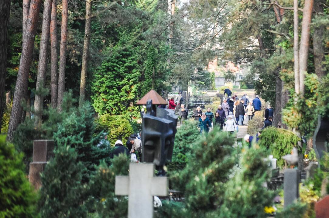 Kauniečiai lanko artimųjų kapus