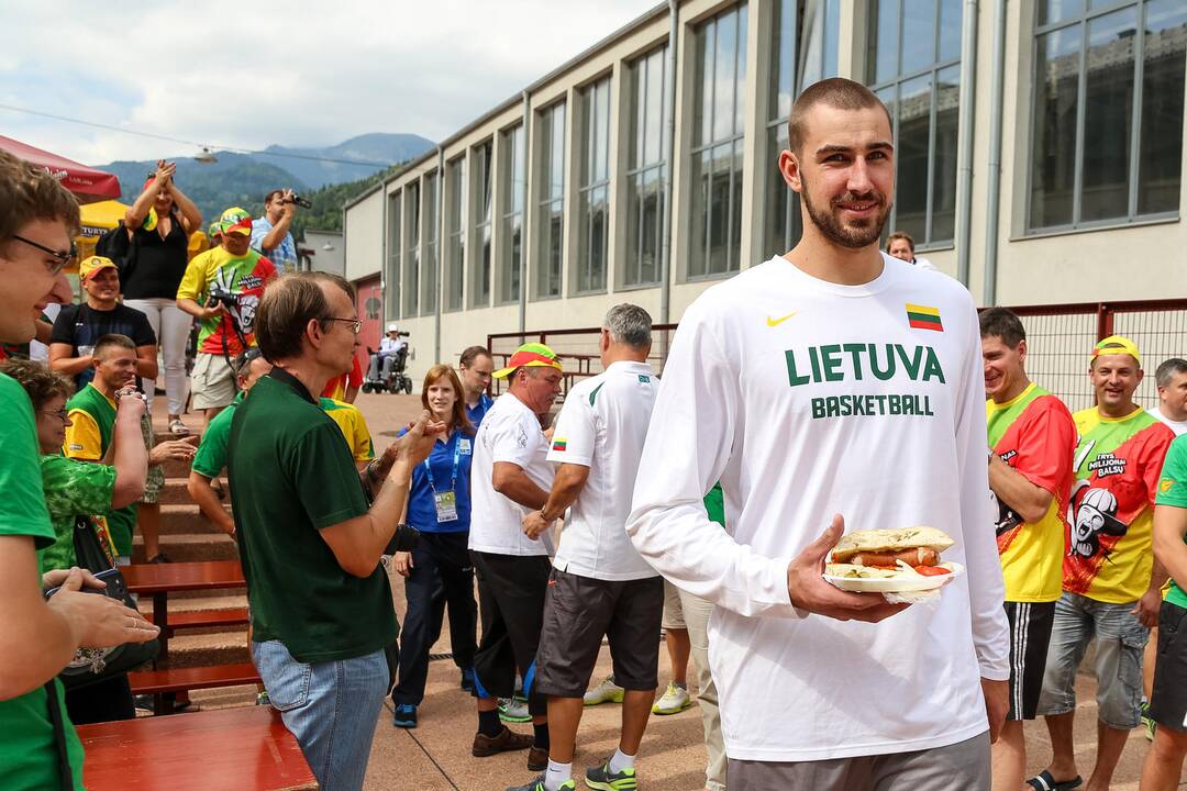 Rinktinės krepšininkai susitiko su sirgaliais