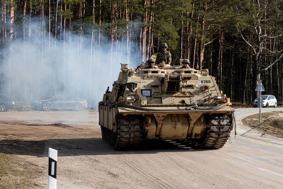 Į nelaimės vietą Pabradės poligone vyksta technika