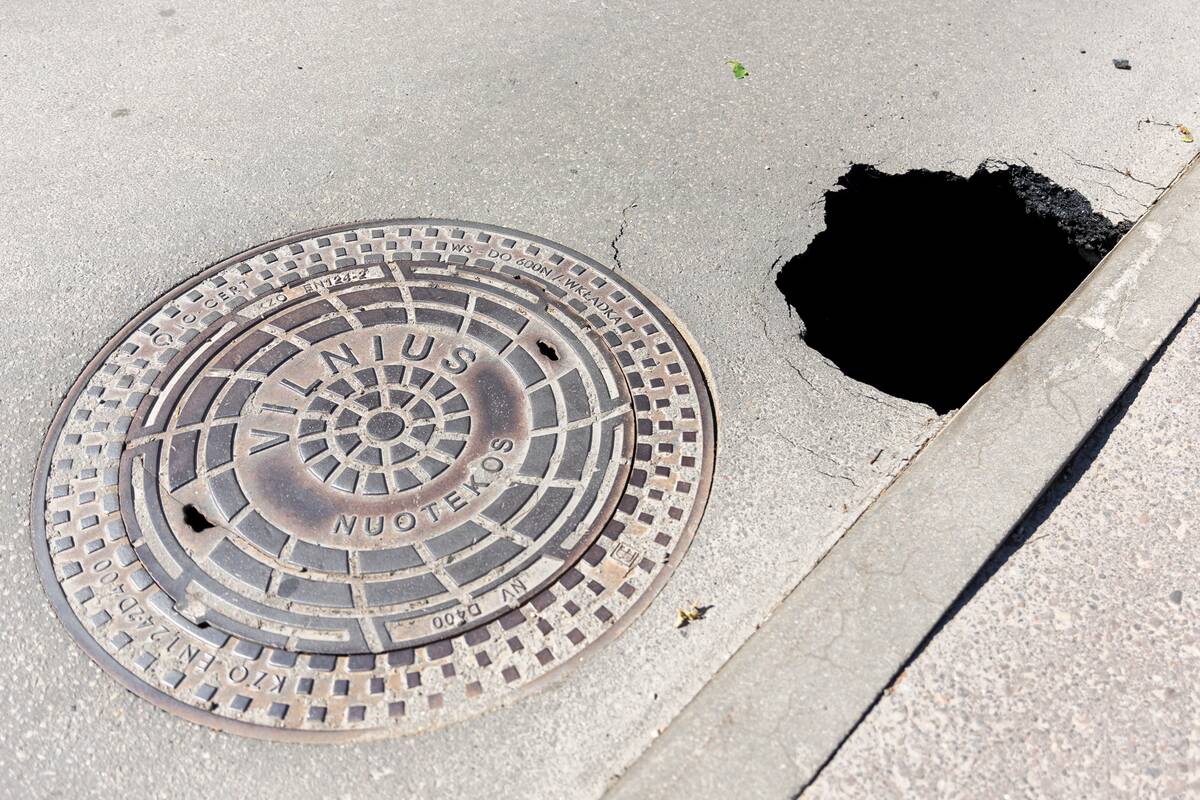 Giedraičių gatvėje Vilniuje atsivėrusi smegduobė