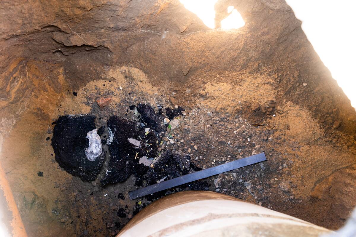 Giedraičių gatvėje Vilniuje atsivėrusi smegduobė