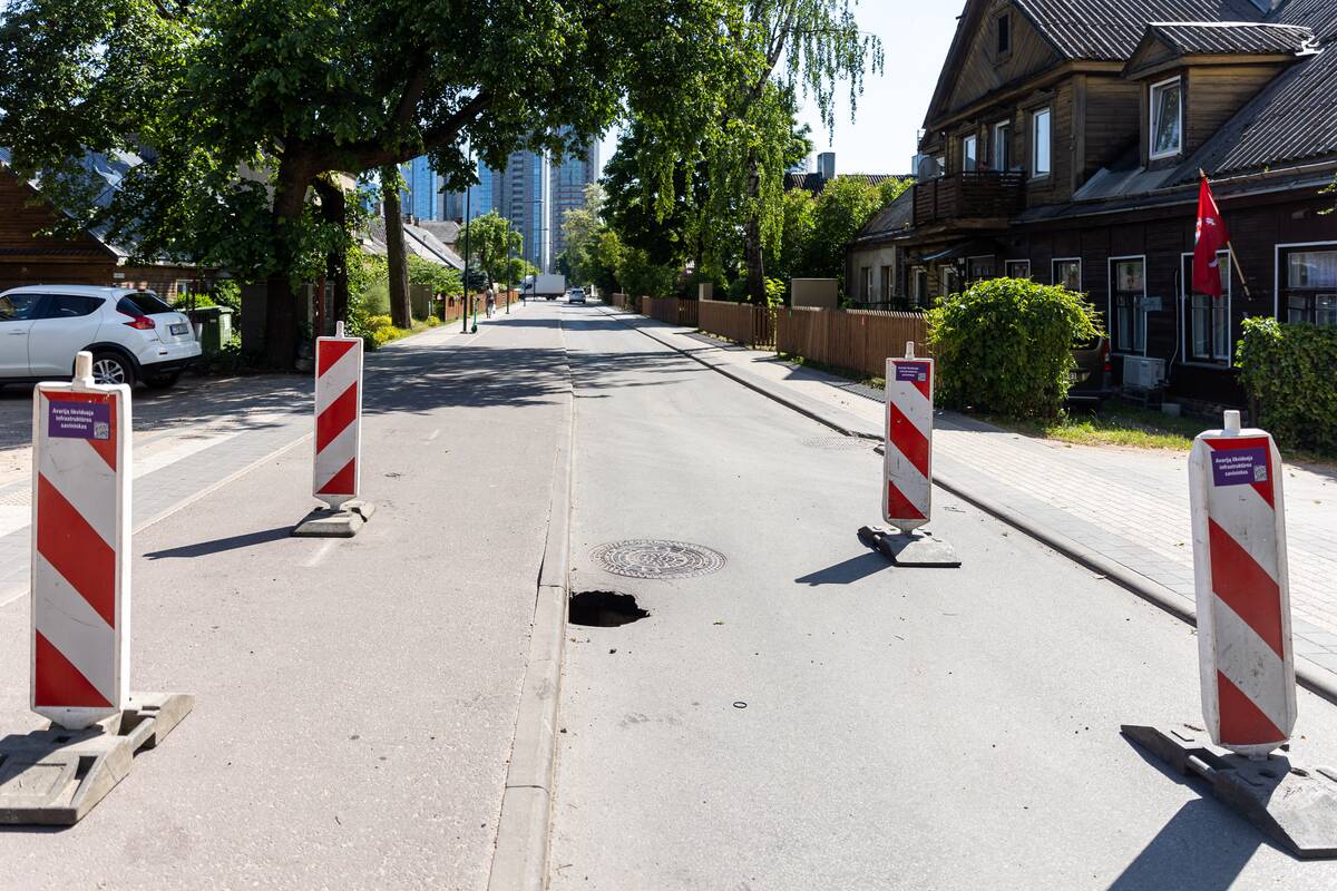 Giedraičių gatvėje Vilniuje atsivėrusi smegduobė