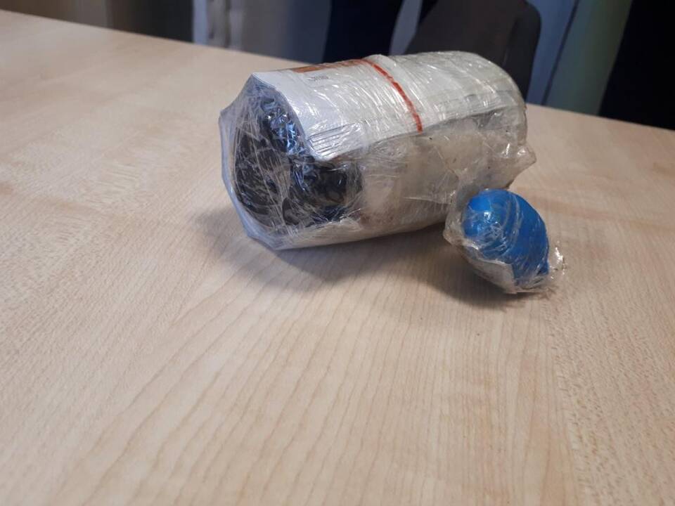 Pravieniškių pataisos namuose aptiktas paketas su įvairiais narkotikais