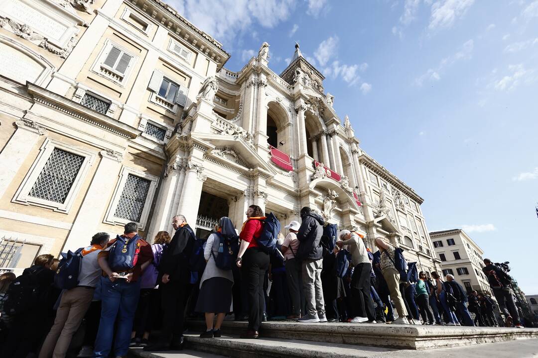 Prie popiežiaus Pranciškaus kapo – minios žmonių