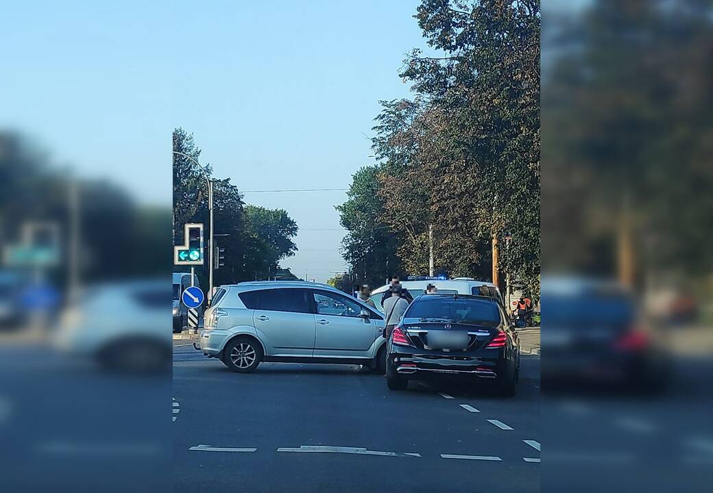 Vilniaus Savanorių prospekte į avariją pateko „Mercedes-Benz“ ir „Toyota“