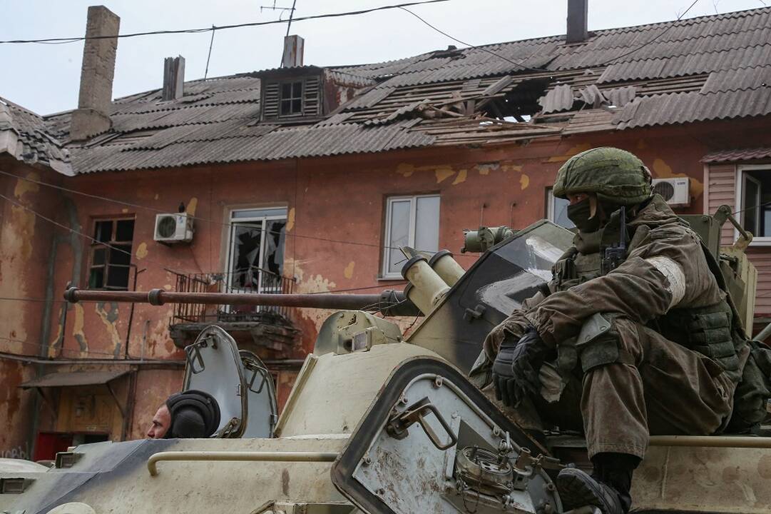 Mariupolio meras: Rusijos kariai nuo gatvių renka ukrainiečių kūnus ir išveža į specialius sandėlius