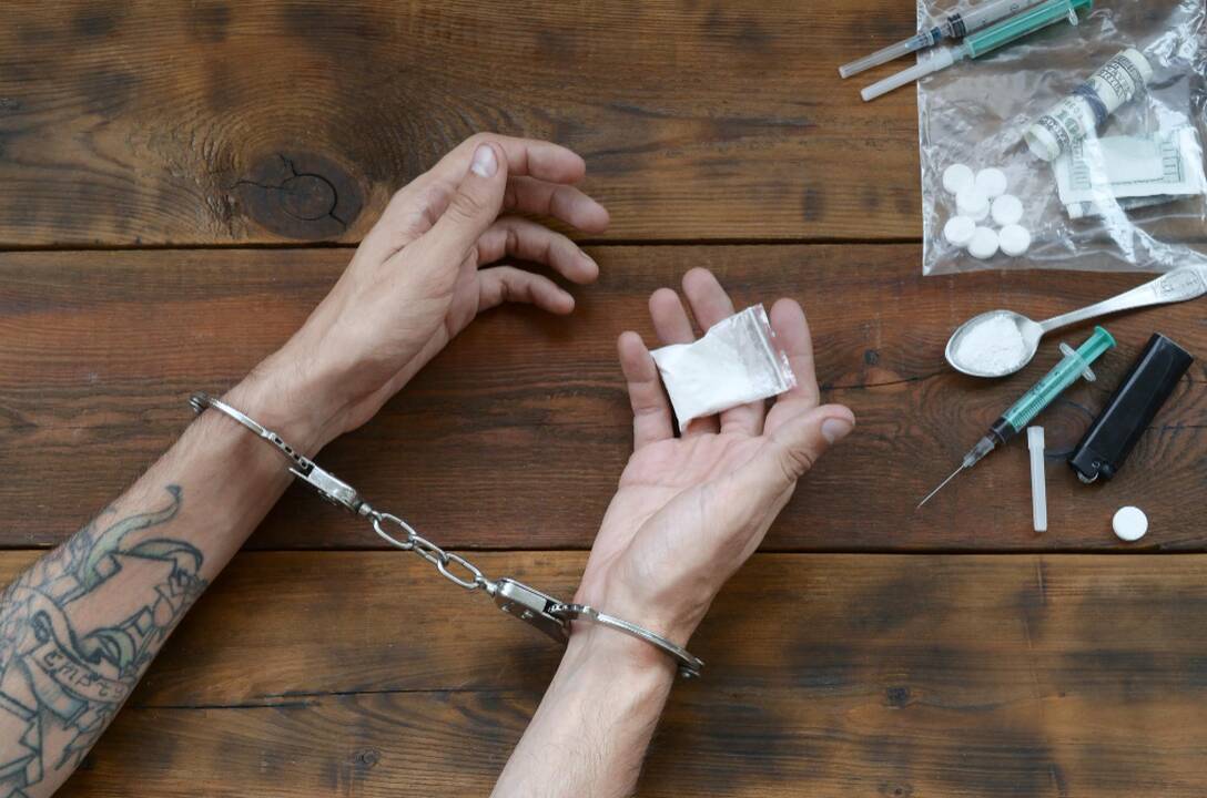 Į namų duris Klaipėdos rajone pasibeldę pareigūnai įtaria aptikę narkotikų