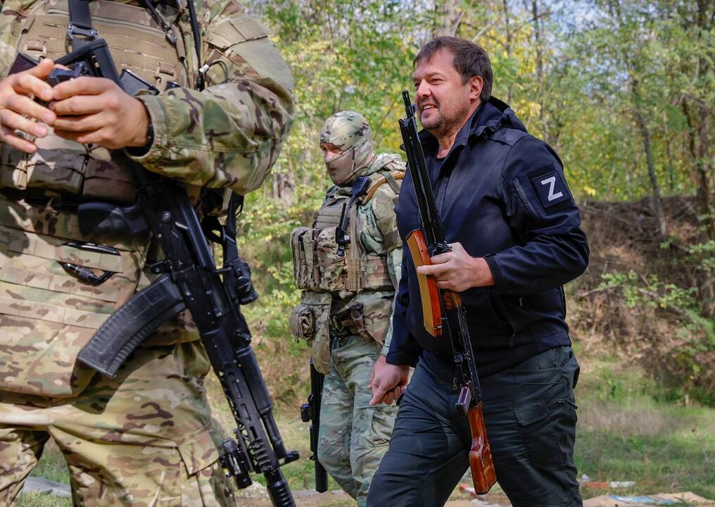 Ukrainietis dėl motinos klaupėsi ant kelių prieš rusų karius, bet sulaukė tik grasinimų