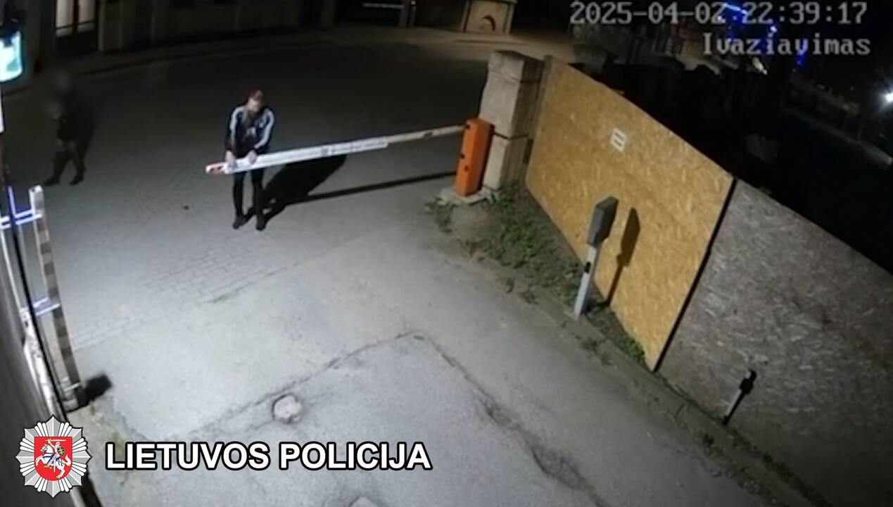 Vaizdo įraše – svetimą turtą sugadinęs vyras: policija prašo pagalbos
