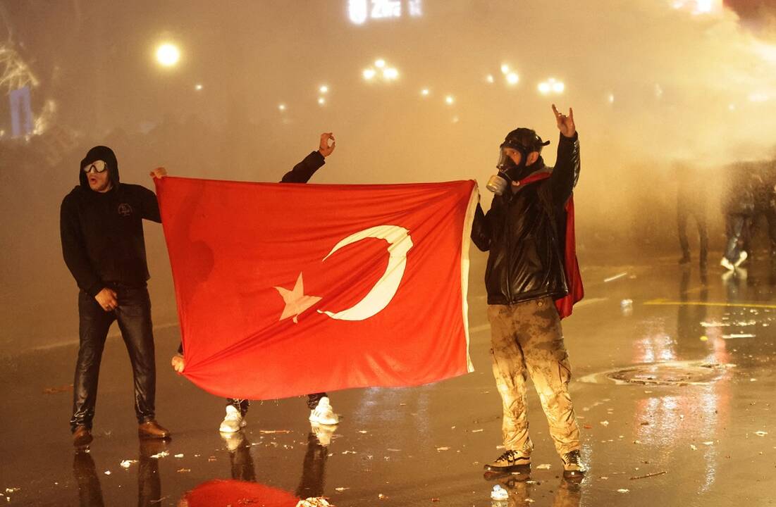 Apie 15 mln. turkų balsavo opozicijos rinkimuose, solidarizuodamiesi su nušalintu meru