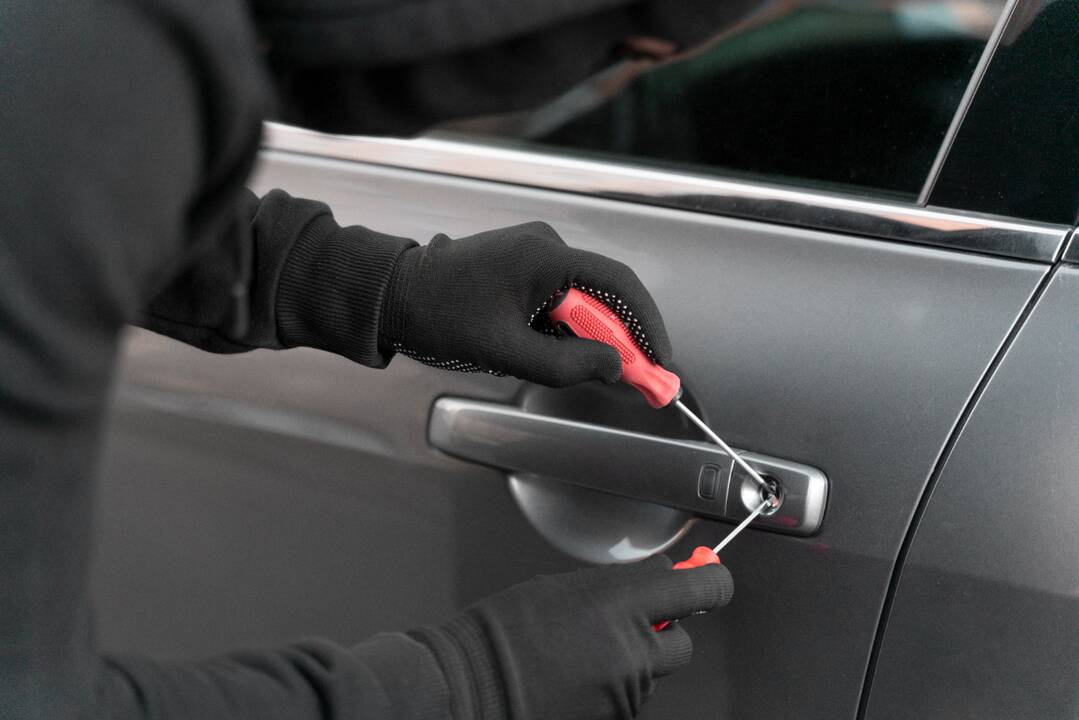 Automobilių savininkams – nuostoliai: ne tik apvogė, bet ir apgadino