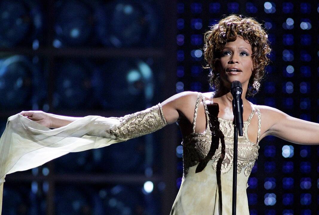 1963 — gimė JAV popmuzikos dievaitė Whitney Houston. Mirė 2012 m.