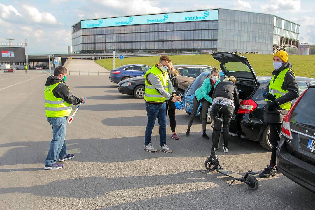 Kinas iš automobilio Nemuno saloje