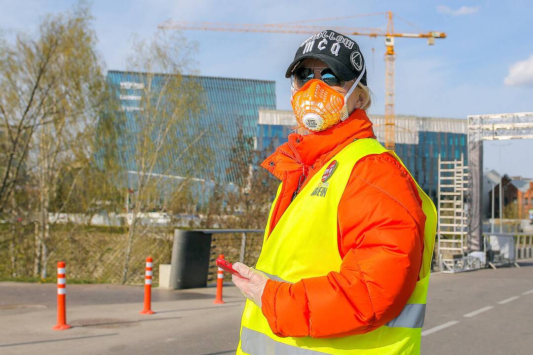Kinas iš automobilio Nemuno saloje