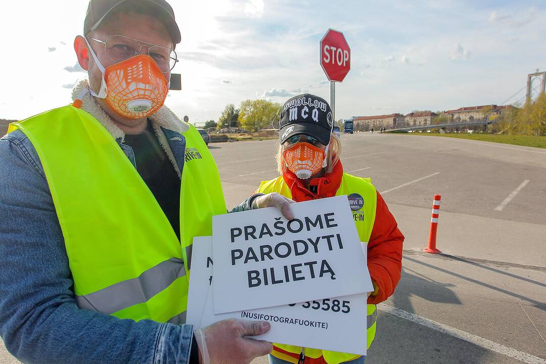 Kinas iš automobilio Nemuno saloje