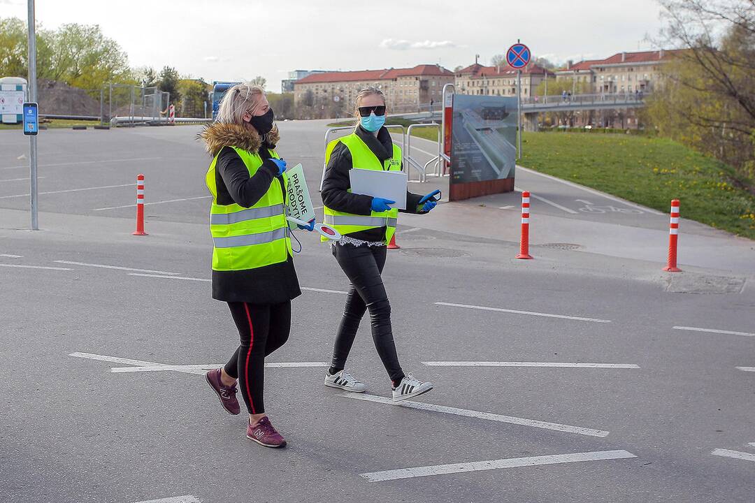 Kinas iš automobilio Nemuno saloje