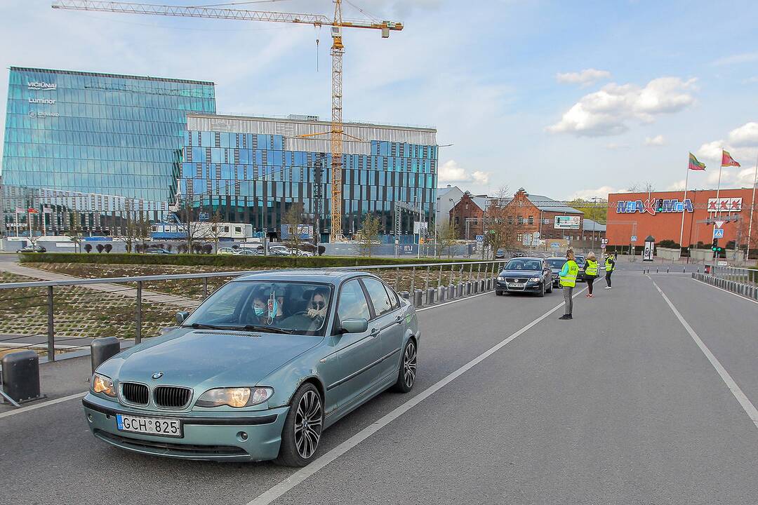 Kinas iš automobilio Nemuno saloje