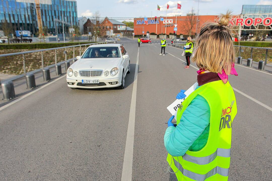 Kinas iš automobilio Nemuno saloje