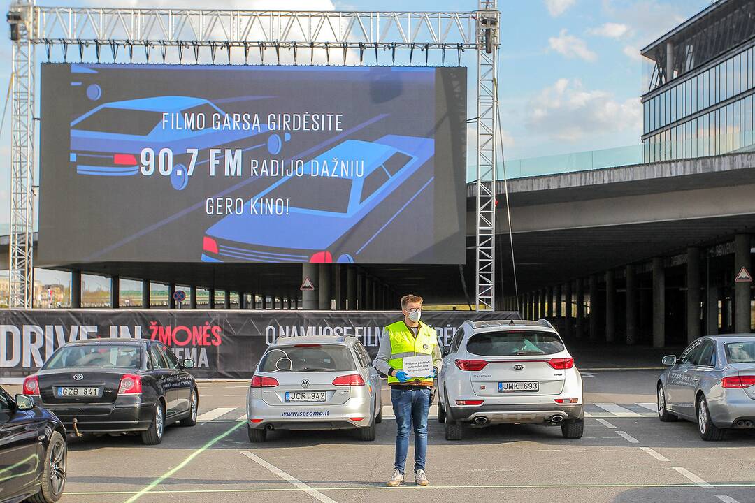 Kinas iš automobilio Nemuno saloje