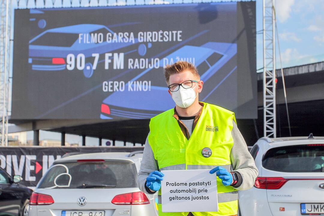 Kinas iš automobilio Nemuno saloje