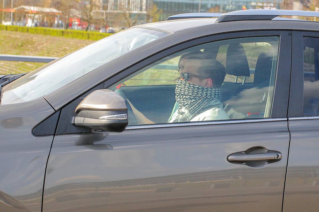 Kinas iš automobilio Nemuno saloje
