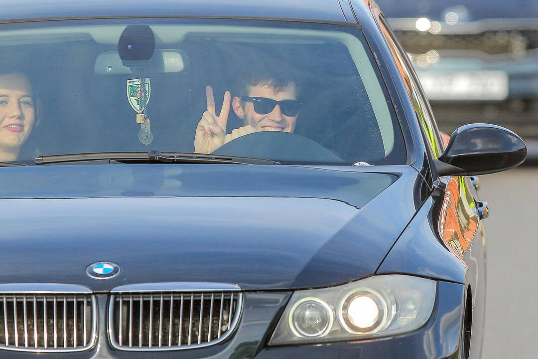 Kinas iš automobilio Nemuno saloje