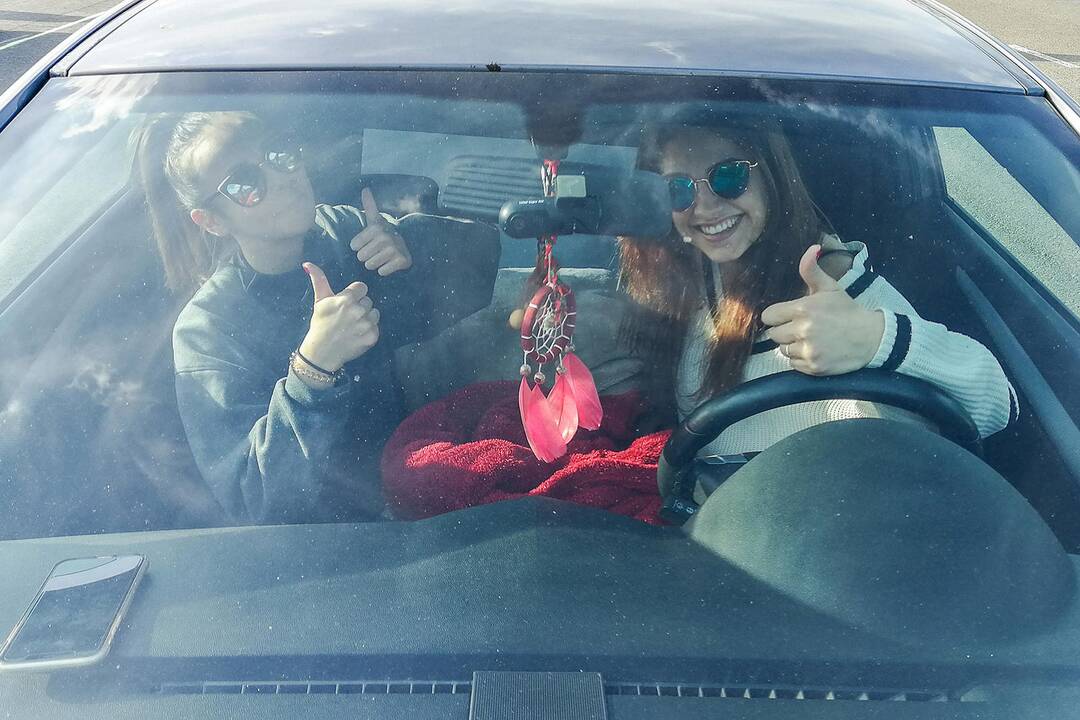 Kinas iš automobilio Nemuno saloje